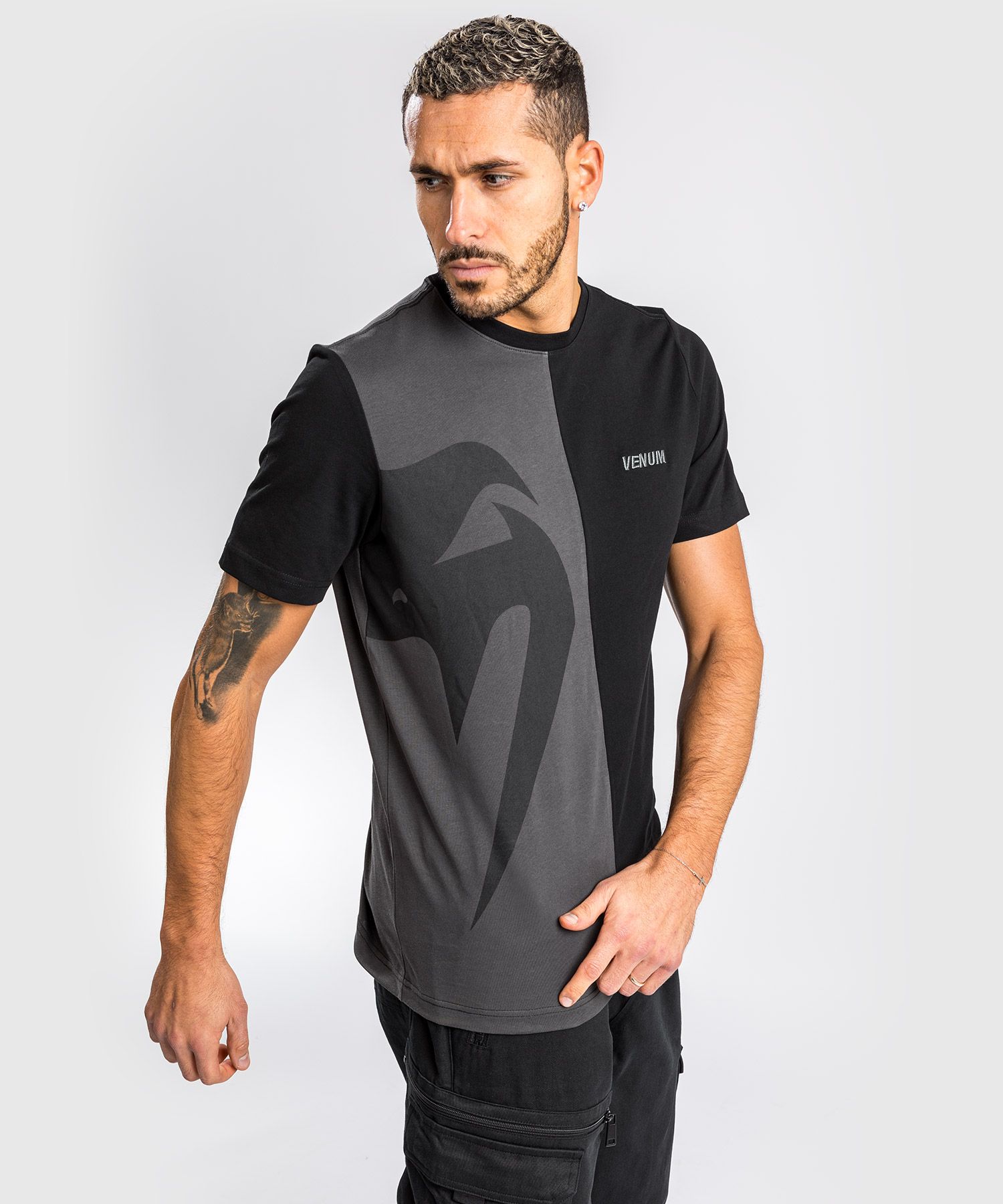 Venum Giant Split Tシャツ - ブラック/グレイ