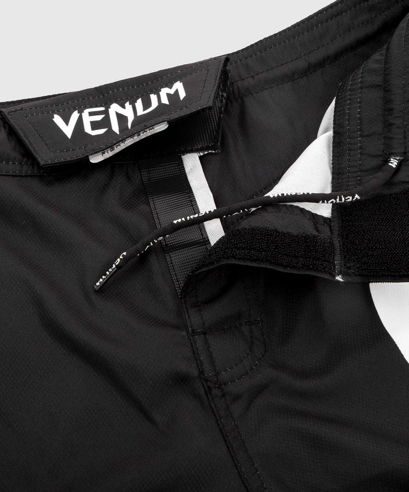 Venum Light 3.0 ファイトショーツ - ブラック/ホワイト