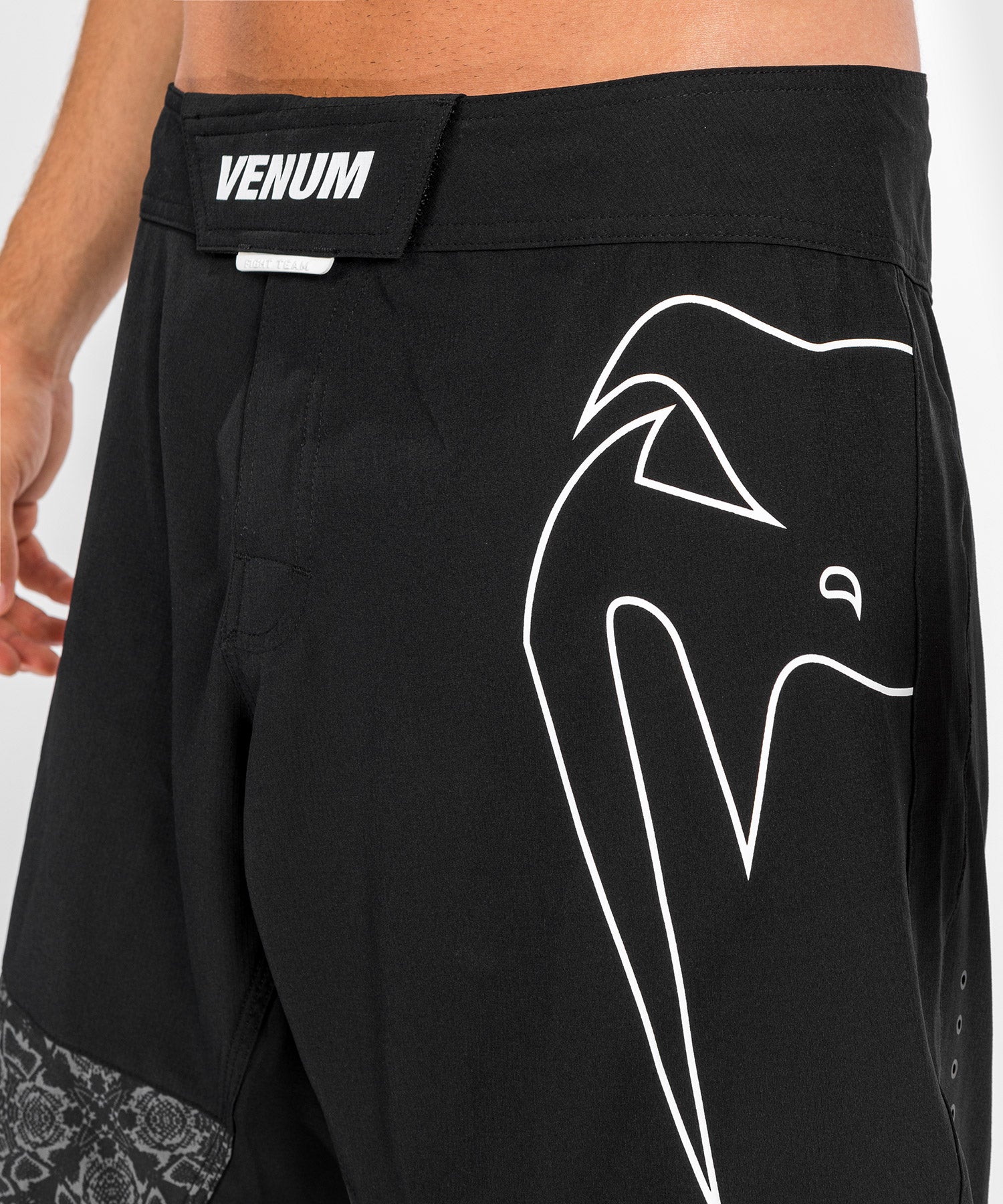Venum Light 4.0 ファイトショーツ - ブラック/ホワイト