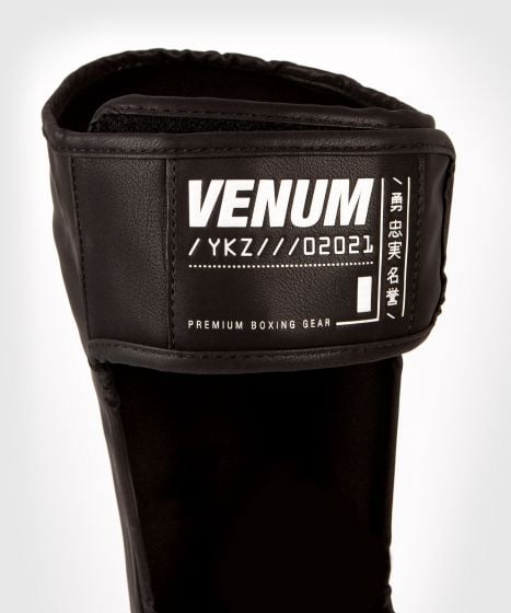 Venum YKZ21 シンガード - ブラック/シルバー
