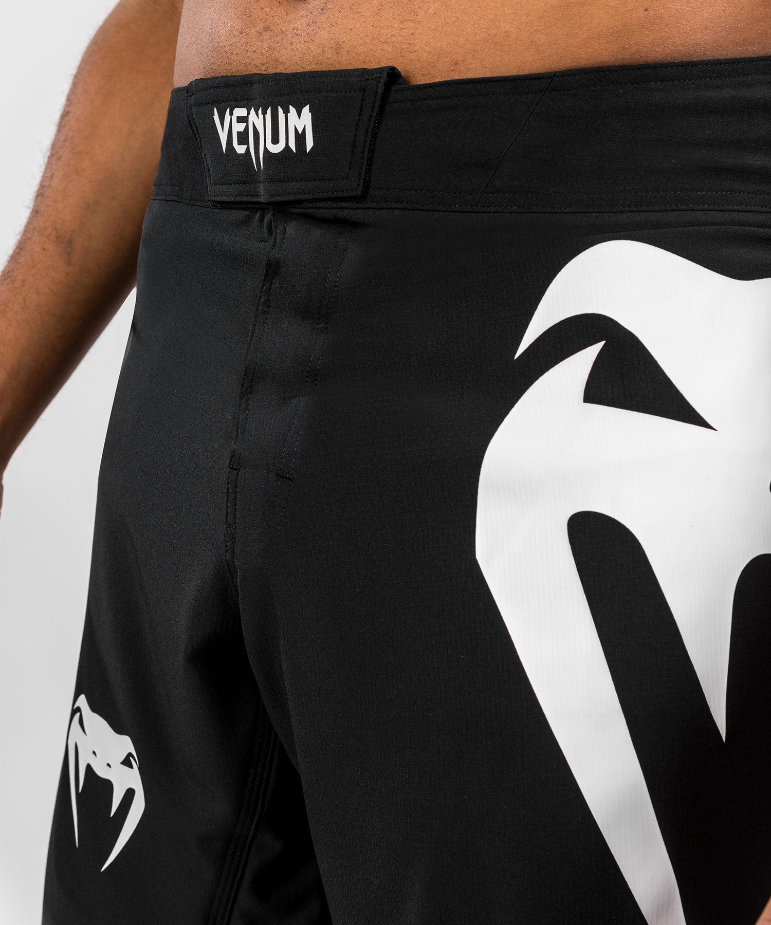 Venum Light 5.0 ファイトショーツ - ブラック/ホワイト