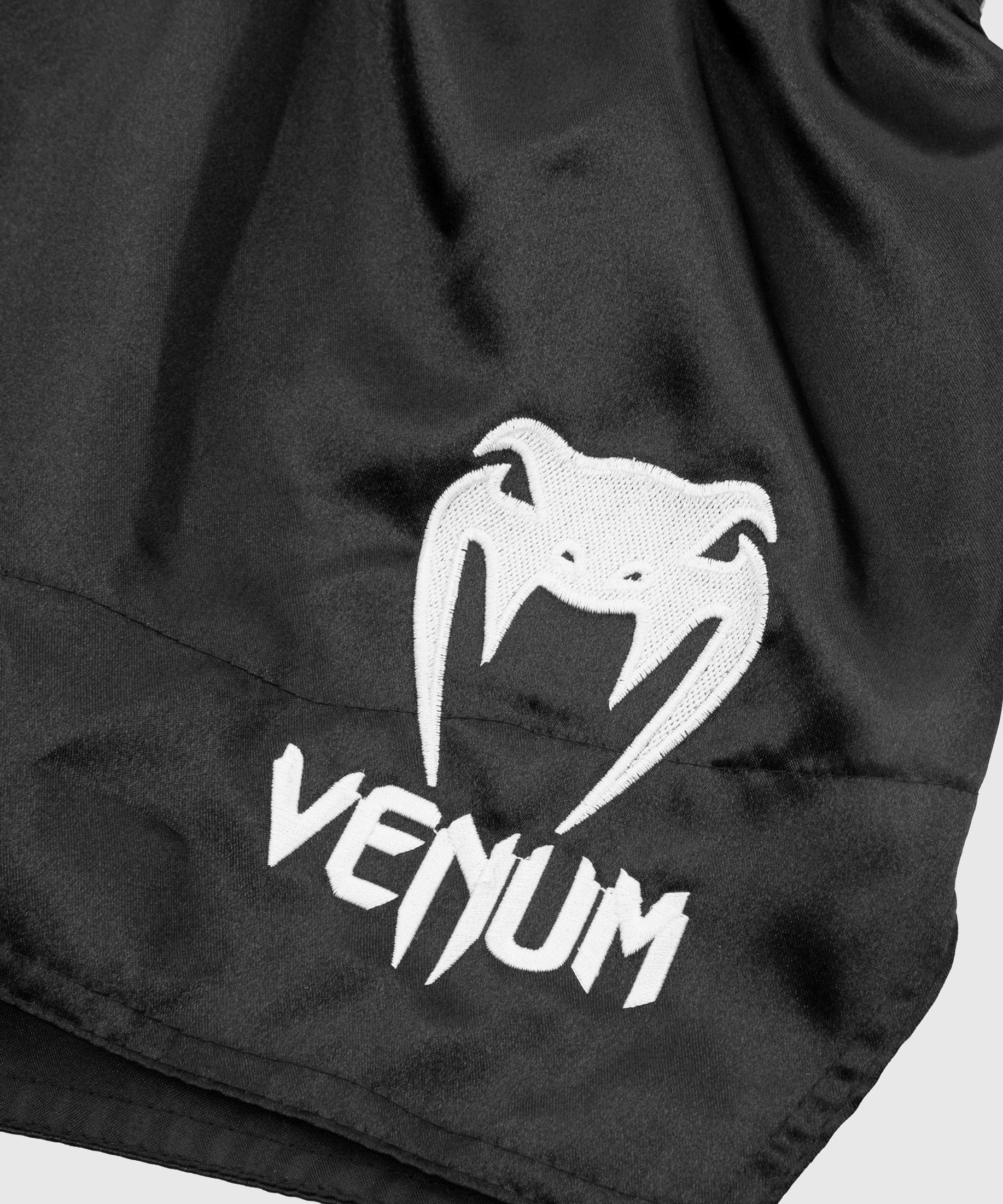 Venum Classic ムエタイショーツ - ブラック/ホワイト