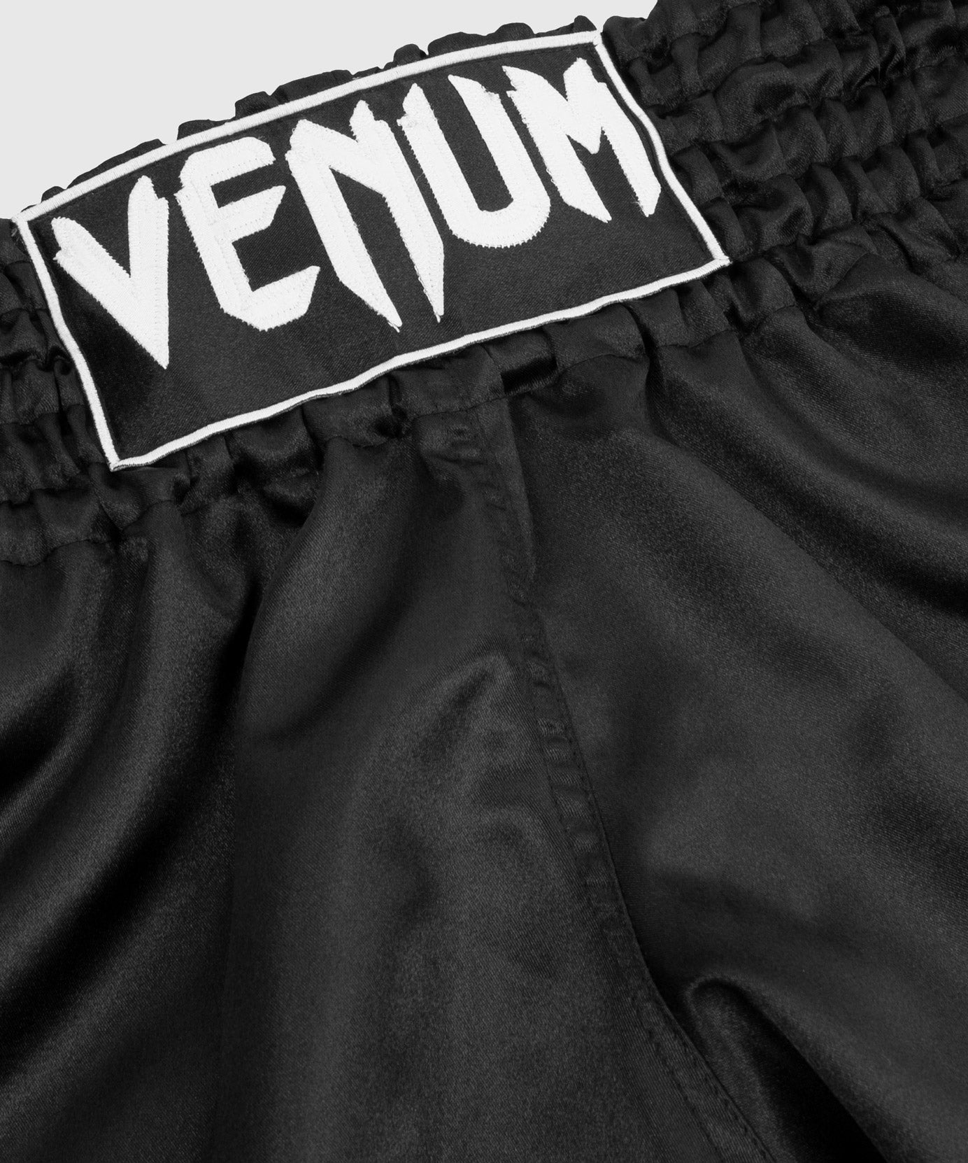 Venum Classic ムエタイショーツ - ブラック/ホワイト